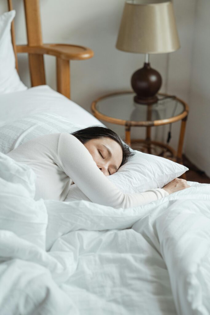 顔のたるみに効く「睡眠の質」と枕の選び方